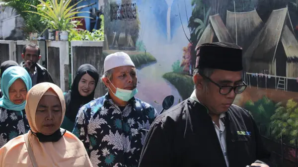 Jakarta, Endonezya 12.2021: birlikte yürüyen insanlar
