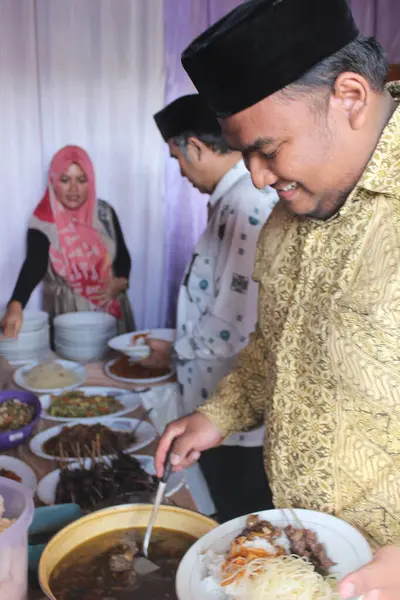 Purwakarta, Endonezya 1212 2021: Evlilik teklifi sırasında öğle yemeği yiyen bir adamın mutlu ifadesi