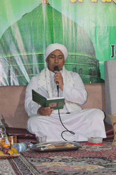 Cakarta, Endonezya - 12 26 2021: Peygamber Muhammed 'in doğum gününü kutlarken Kuran okuyan dini figürler