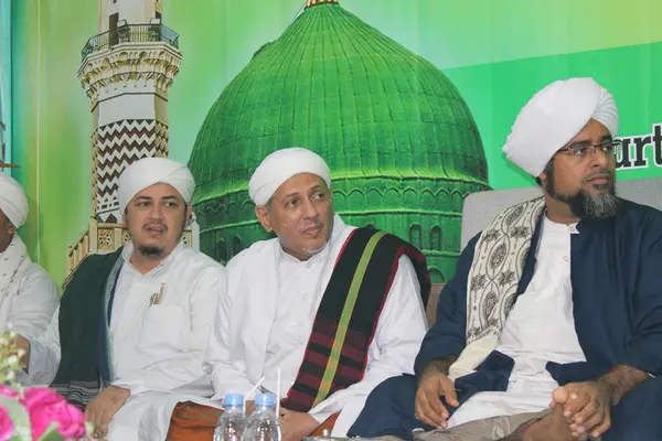 Jakarta, Endonezya - 12 26 2021: Peygamber Muhammed 'in doğum gününü kutlayan dini liderler