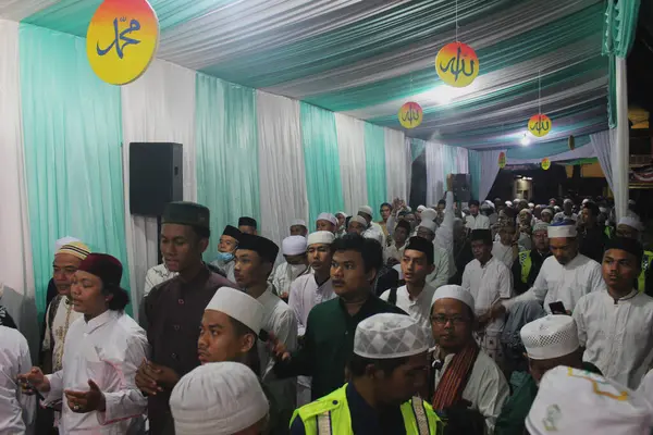 Cakarta, Endonezya - 12 26 2021: Hz. Muhammed 'in doğum günü kutlamalarına katılan Müslüman cemaatler