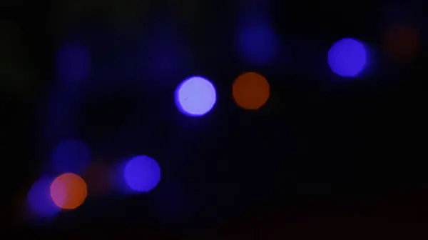 Gece renkli ışıkların odaklanmış arkaplanı soyut arkaplan