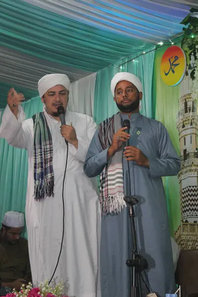 Jakarta, Endonezya - 12 26 2021: Peygamber Muhammed 'in doğum günü kutlaması sırasında bilgi aktaran dini liderler