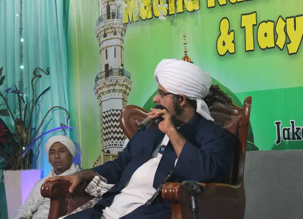 Jakarta, Endonezya - 12 26 2021: Peygamber Muhammed 'in doğum günü kutlamaları sırasında konuşan papaz figürleri