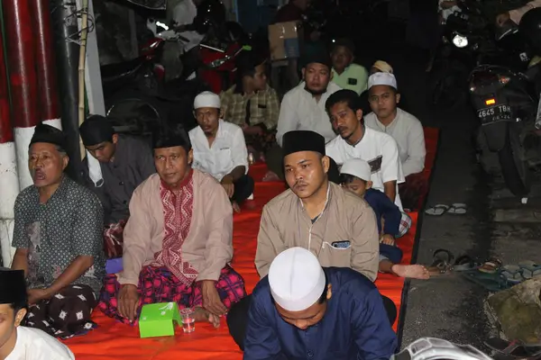 Jakarta, Endonezya - 28 01 2022: Peygamber Muhammed 'in doğum gününe katılan beyefendiler