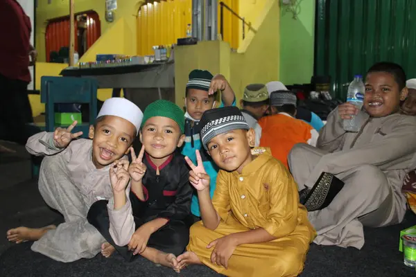 Cakarta, Endonezya - 12 26 2021: Peygamberimiz Muhammed 'in doğum gününü kutlarken selfie çeken küçük çocukların mutlu ifadeleri