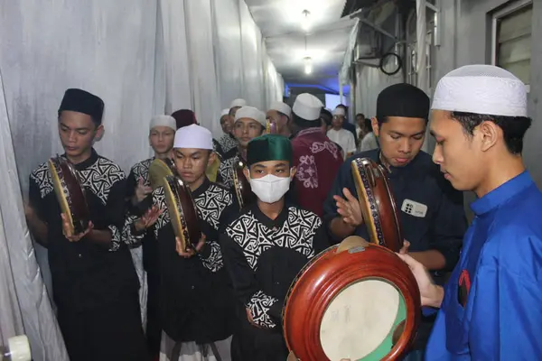 Jakarta, Endonezya - 01 28 2022: hadroh müzik enstrümanları çalan hadroh takımı peygamberin doğum günü kutlamaları sırasında