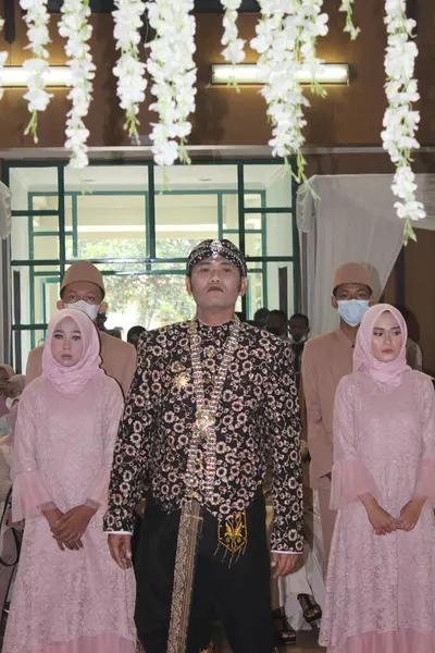 Bandung, Endonezya - 30 01 2022: Geleneksel Cava elbiseli erkek ve düğün tesettürlü kadın