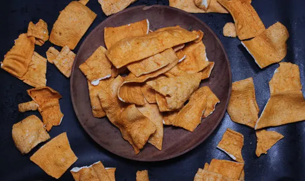 Tipik Endonezya cipsleri. Tuzlu, lezzetli ve çıtır çıtır bir tadı var.