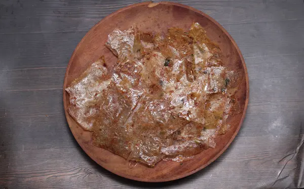 Cam parçaları. Tuzlu, tuzlu, baharatlı ve kıtır kıtır lezzetlerle tatlandırılmış tapyokadan yapılmış Endonezya atıştırmalıkları.