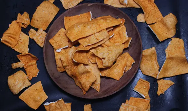 Tipik Endonezya cipsleri. Tuzlu, lezzetli ve çıtır çıtır bir tadı var.