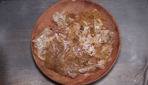 Cam parçaları. Tuzlu, tuzlu, baharatlı ve kıtır kıtır lezzetlerle tatlandırılmış tapyokadan yapılmış Endonezya atıştırmalıkları.