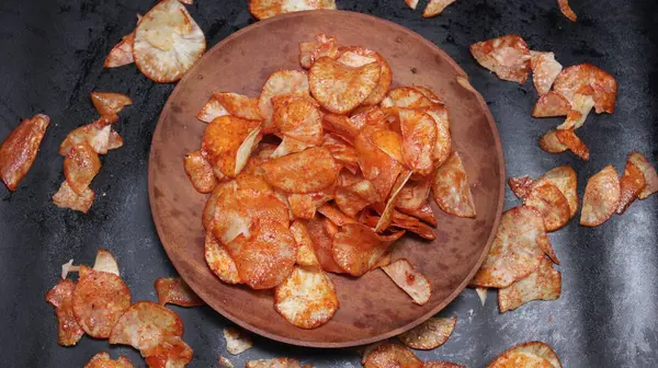 Cassava cipsi balado. Tuzlu, tuzlu ve çıtır çıtır tadı olan Endonezya atıştırmalıkları.