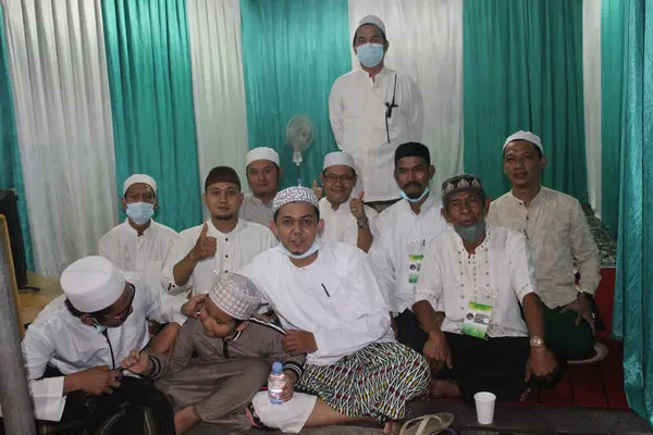 Cakarta, Endonezya - 05 03 2022: Müslüman cemaati Peygamber Muhammed 'in doğum gününü kutlamak için toplandı.