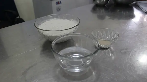 Pasta hamuru yapmak için gereken malzemeler un, maya ve sudan oluşur.