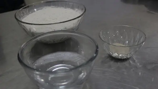 Ekmek hamuru yapmak için gereken malzemeler bir kase un, su ve mayadır.