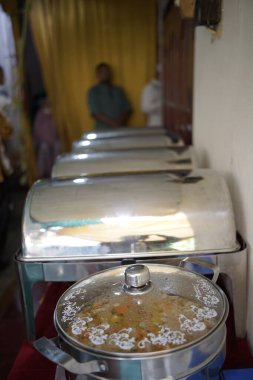 Düğün plakası paslanmaz çelik bir kutuya konur.