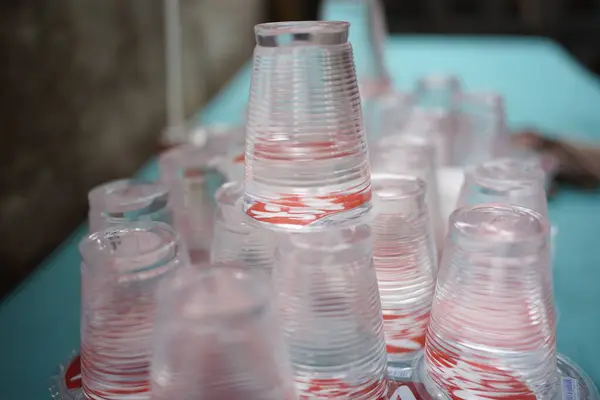 Jakarta, Endonezya - 31 Mart 2022 VIT maden suyu. Plastik bardakta maden suyu.