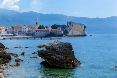 Karadağ 'ın Adriyatik Denizi kıyısındaki Kotor Körfezi' ndeki bir tekneden görüntü. Kotor Körfezi 'ndeki plajlar, oteller, kiliseler, limanlar ve Karadağ kıyıları boyunca daha da ileri.