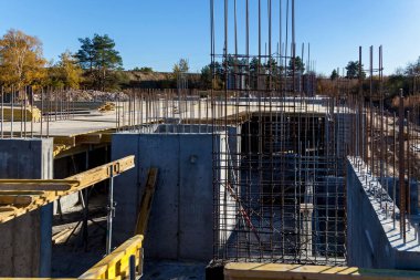 İnşaat tesisatı şantiyede. Çelik güçlendirilmiş beton yapılar beton döşeme için. Çok katlı binaların inşaatı