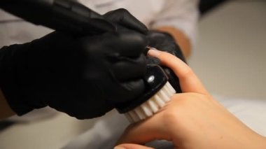 Manikürcü kadın eline manikür yapıyor. Kız tırnakları, renk jölesi tırnak cilası eğitimi..