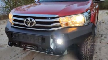 Ukrayna Kiev 10 Ekim 2020: Toyota Hilux ile güçlendirilmiş metal tampon ve vinçle kırmızı yeni 4x4 kamyonet. Japon araba markası.