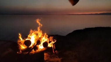 Kamp ateşi ağır çekim. Ateşten gelen alev, gece ateşi, odunlar yanıyor, kıvılcımlar uçuşuyor..