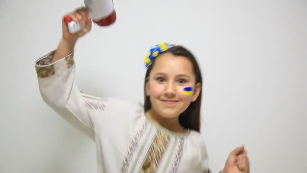 Een Meisje Een Geborduurde Jurk Vlag Van Oekraïne Haar Gezicht — Stockvideo