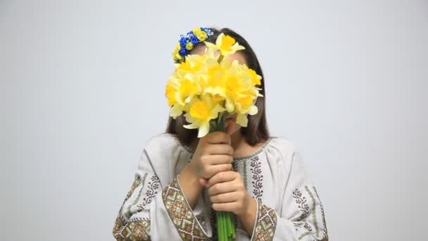 Dziewczyna Haftowanej Sukience Flaga Ukrainy Jej Twarzy Stoi Pod Białą — Wideo stockowe