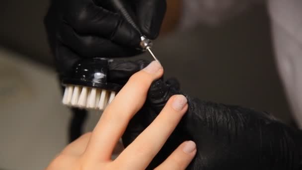 Manikiurzystka Robi Manicure Kobiecej Dłoni Dziewczyna Paznokcie Kolor Żel Paznokci — Wideo stockowe