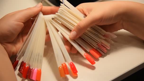 Chica Elige Color Del Polaco Para Manicura Testers Uñas Polaco — Vídeos de Stock