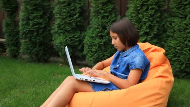Criança Menina Senta Travesseiro Com Laptop Aberto Grama Verde Pátio — Vídeo de Stock