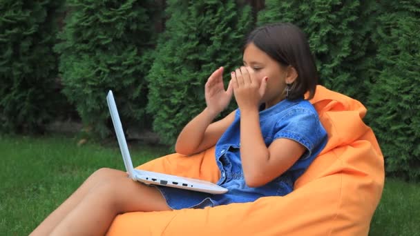 Criança Menina Senta Travesseiro Com Laptop Aberto Grama Verde Pátio — Vídeo de Stock
