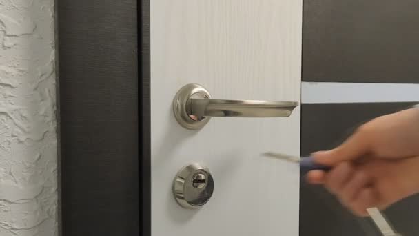 女の手が鍵で玄関を開ける — ストック動画