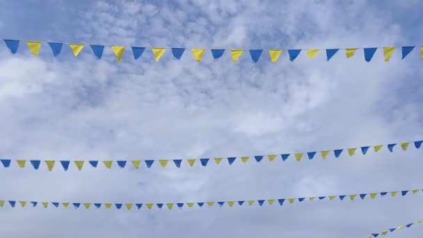 Blauwe Gele Vlaggen Wapperen Wind Driehoekige Vlaggen Een Touw Tegen — Stockvideo