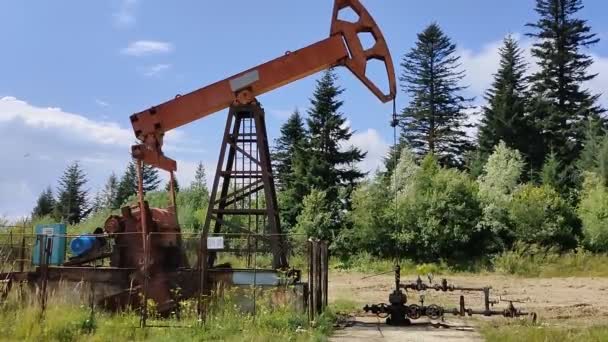 Нефтяная Вышка Откачивает Нефть Земли Поверхность — стоковое видео