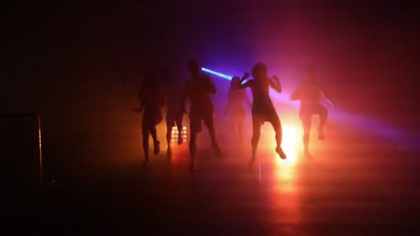 Силуети Людей Танцюють Нічному Клубі Яскравому Світлі Ліхтарів — стокове відео