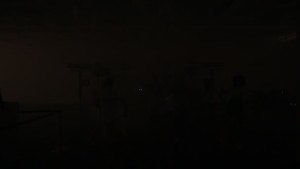 Силуети Людей Танцюють Нічному Клубі Яскравому Світлі Ліхтарів — стокове відео