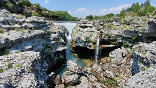 Podgorica Büyük Hızlı Bir Nehir Şelaleye Dönüşüyor Karadağ Manzaraları Manzaraları — Stok video