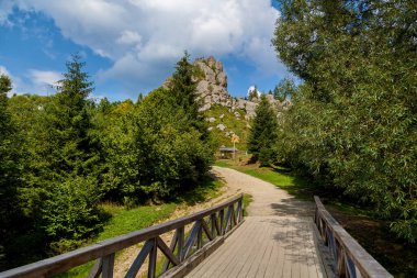 Eski kalenin kalıntıları, tarihin, arkeolojinin, mimarinin ve doğanın eşsiz bir anıtı. 9.-16. yüzyılların eski Rus kayalık savunma kompleksi. Tustan, Ukrayna