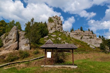 Eski kalenin kalıntıları, tarihin, arkeolojinin, mimarinin ve doğanın eşsiz bir anıtı. 9.-16. yüzyılların eski Rus kayalık savunma kompleksi. Tustan, Ukrayna