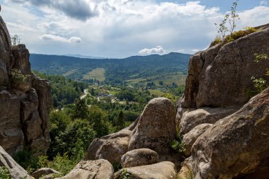 Eski kalenin kalıntıları, tarihin, arkeolojinin, mimarinin ve doğanın eşsiz bir anıtı. 9.-16. yüzyılların eski Rus kayalık savunma kompleksi. Tustan, Ukrayna