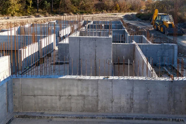建設現場での建設継手 コンクリート用の鉄筋コンクリートロッド構造 複数階建ての建物の工事現場 — ストック写真