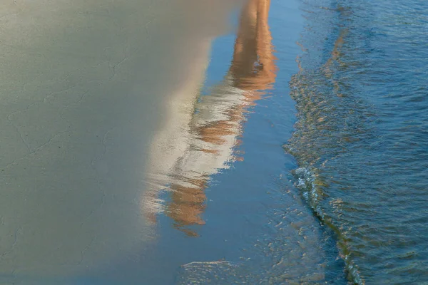 Reflecties Van Een Meisje Het Natte Zand Het Strand — Stockfoto