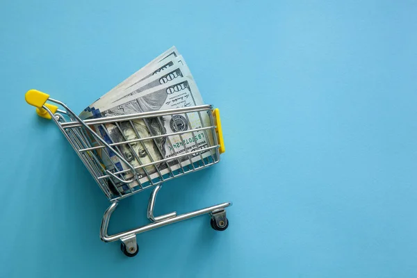 Chariot Supermarché Rempli Dollars Américains Sur Fond Bleu Pouvoir Achat Image En Vente