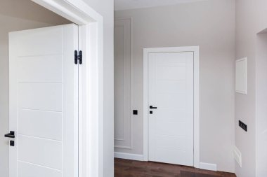 İç mekan fotoğrafı, yeni dekorasyondan sonra çatı katı tarzı mobilyalar olmadan daire.