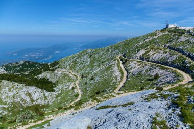 Eski kasabanın panoramik manzarası ve yukarıdan Kotor Körfezi. Kotor Körfezi Adriyatik Denizi 'ndeki en güzel yerdir. Kotor, Karadağ.