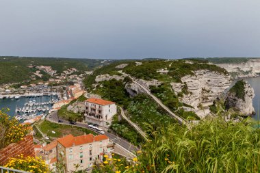 Banifacho Limanı 'nın liman ve tarihi merkezi. Yatları, kireçtaşı kayaları ve taş kaleleri olan liman. Korsika Adası manzaraları ve manzaraları.