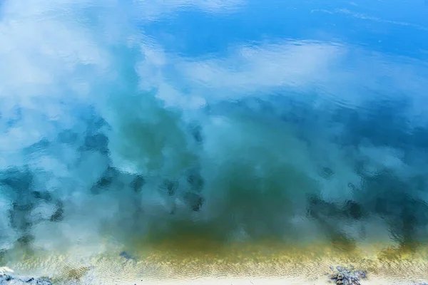 Reflecties Van Blauwe Lucht Witte Wolken Rivier — Stockfoto