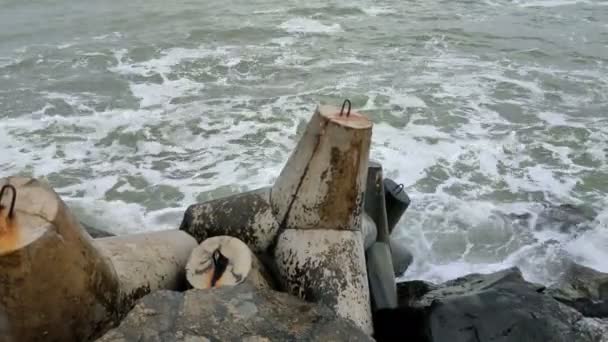 Onde Del Mar Nero Infrangono Sul Molo Con Pietre Strutture — Video Stock